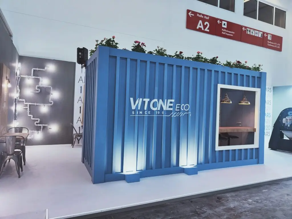 Allestimento completo stand Vitone Eco IFAT Monaco 2024: realizzazione stand, impianto audio, arredi e decorazioni verdi per un impatto professionale e sostenibile