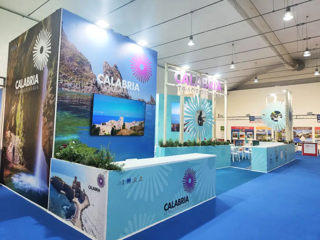 Stand per fiera "CALABRIA STRAORDINARIA" della Regione Calabria alla BMT di Napoli 2024, con allestimento verde e noleggio ledwall