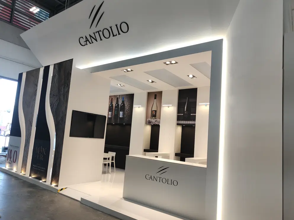 Stand fieristici innovativi personalizzato Cantolio a Vinitaly 2024 con allestimento stand e noleggio arredi, promozione della Wine Experience.