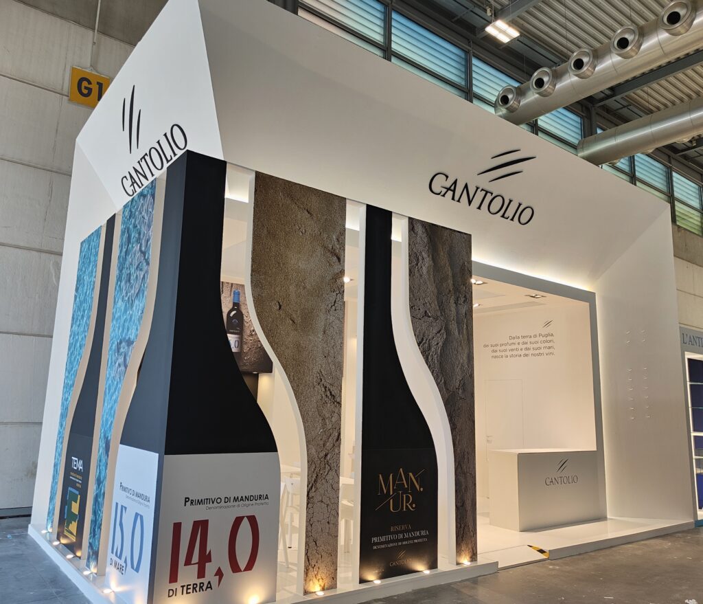 Stand fieristici innovativi Cantolio entrance Vinitaly 2024 con design moderno e illuminazione scenografica