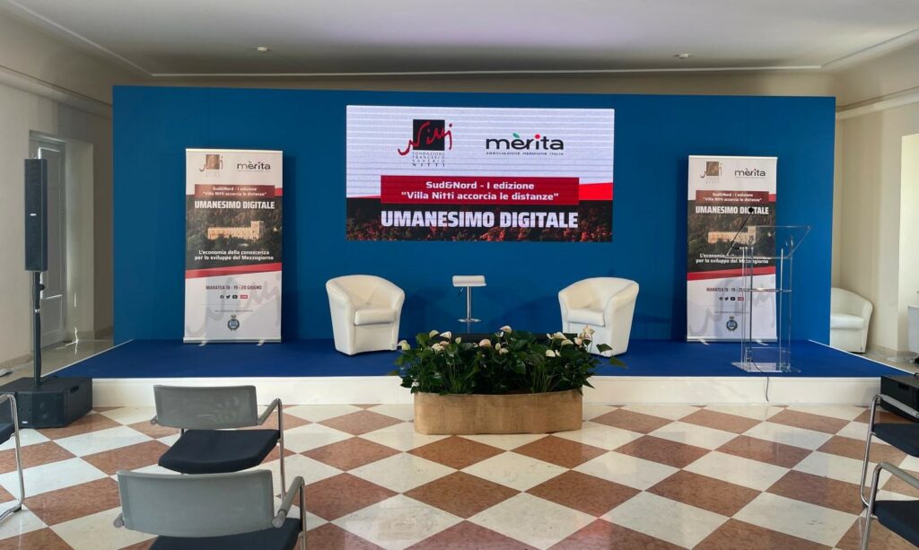 Allestimento della conferenza 'Umanesimo Digitale - Su e Nord' a Villa Nitti, Maratea: un incontro di leader politici e culturali per discutere l'innovazione e la coesione tra Nord e Sud Italia