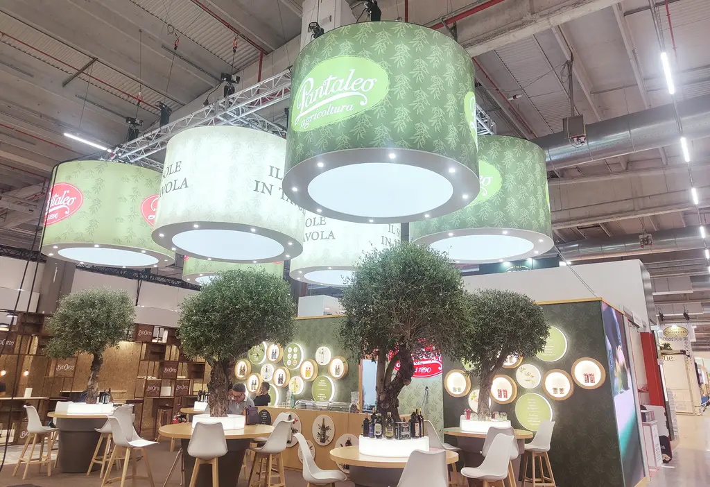 Stand fieristico personalizzato Pantaleo a Cibus Parma 2024 con allestimento verde, noleggio ledwall e impianto audio