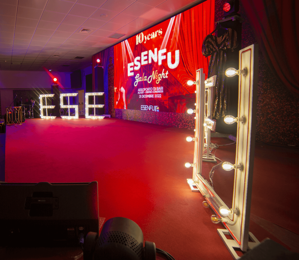 Allestimento per l'anniversario di Esen Fu: palco personalizzato, ledwall, impianto audio e luci, e tecnologia video all'avanguardia per un evento aziendale di successo.